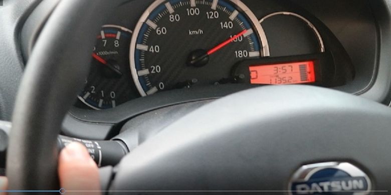 Kecepatan Datsun Cross yang menunjukan angka 160 kilometer per jam saat dites Kompas.com di ruas tol Sragen-Ngawi dalam tur Merapah Trans Jawa 3.