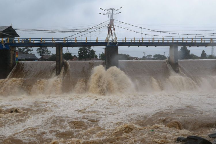 Bendungan Katulampa, Bogor, Senin (24/2/2020). Level ketinggian air di Bendung Katulampa mencapai 70 cm atau siaga 4.