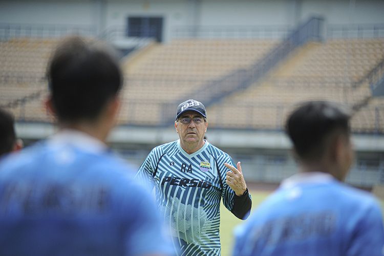 Pelatih Persib Bandung, Robert Rene Alberts, memimpin sesi latihan timnya di Stadion Gelora Bandung Lautan Api (GBLA), Selasa (25/5/2021). 