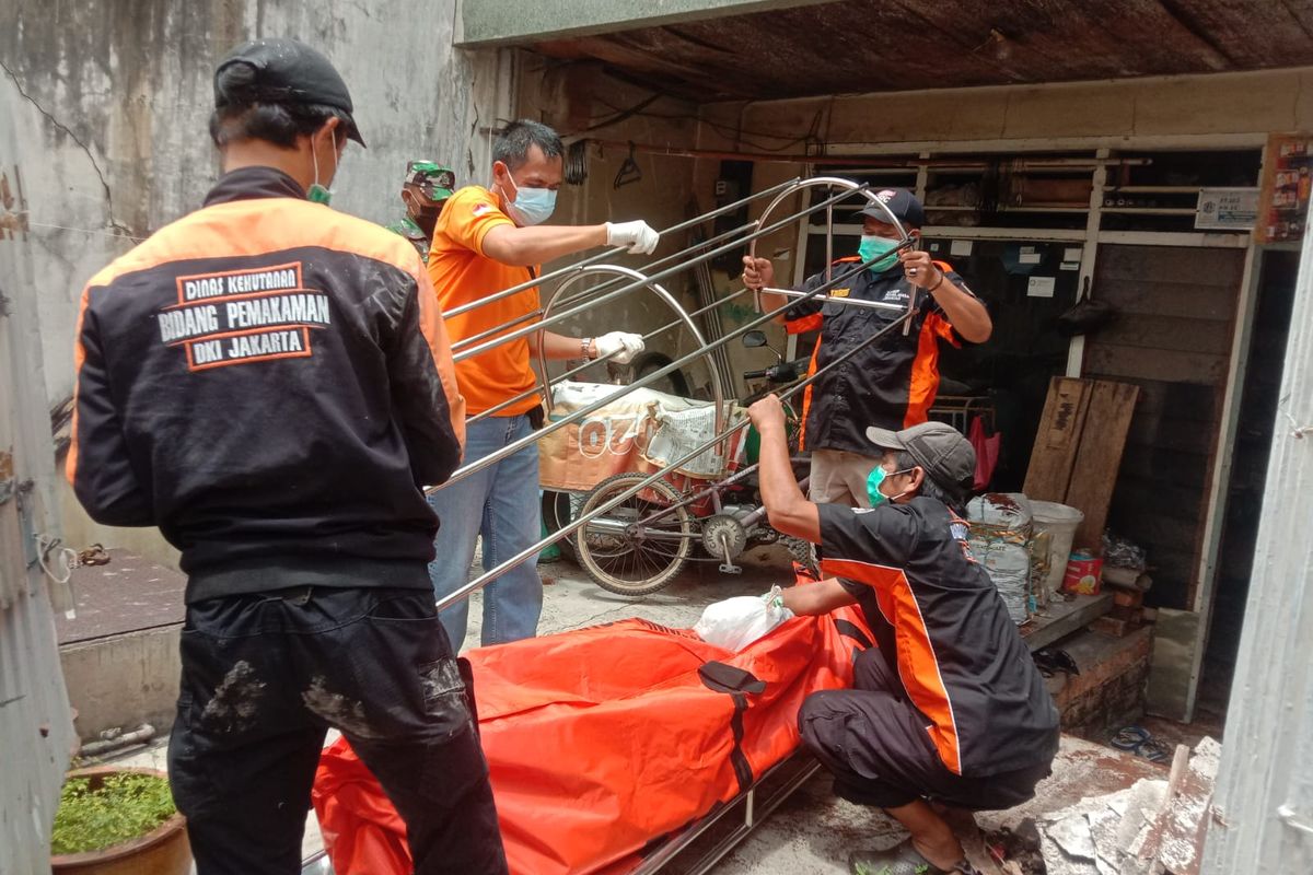 Penemuan mayat pria di dalam rumahnya di Jalan Krendang Tengah, Tambora, Jakarta Barat pada Selasa (15/11/2022). 