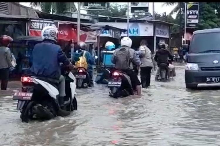 Banjir akibat embung yang jebol, menggenangi jalan raya dan rumah penduduk 