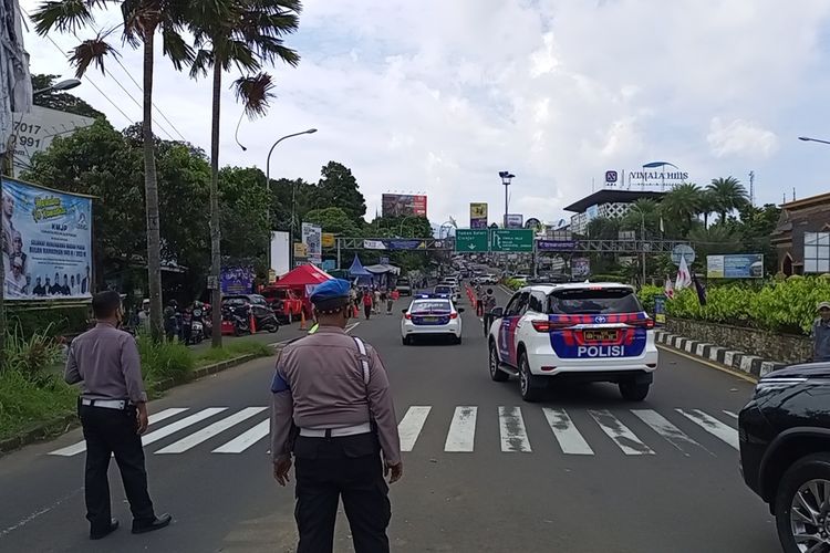 Polisi sedang mengatur arus lalu lintas di pintu masuk Puncak Bogor atau tepatnya Simpang Gadog, Ciawi, Kabupaten Bogor, Jawa Barat.