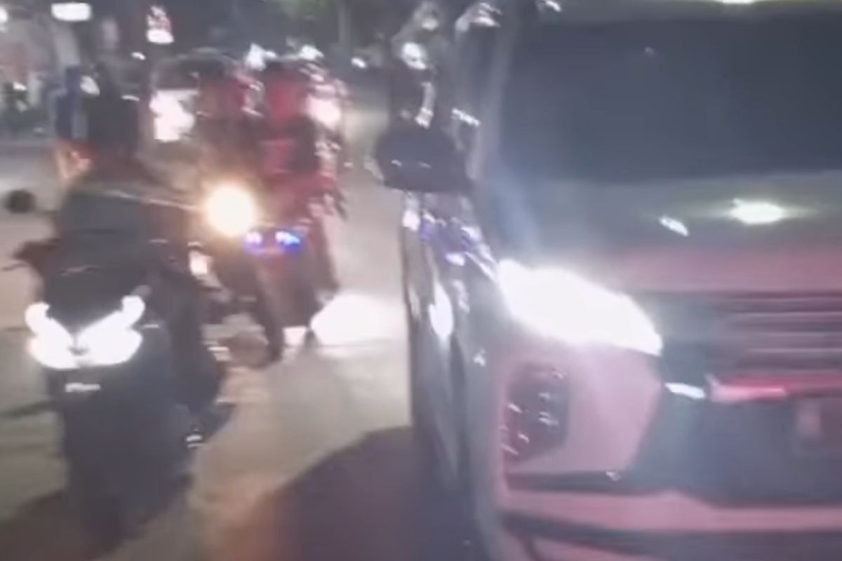 Seorang pengendara mobil Pajero Sport warna putih dengan plat nomor H 1101 HH diduga membawa senpi di Jalan Medoho, Gayamsari. 