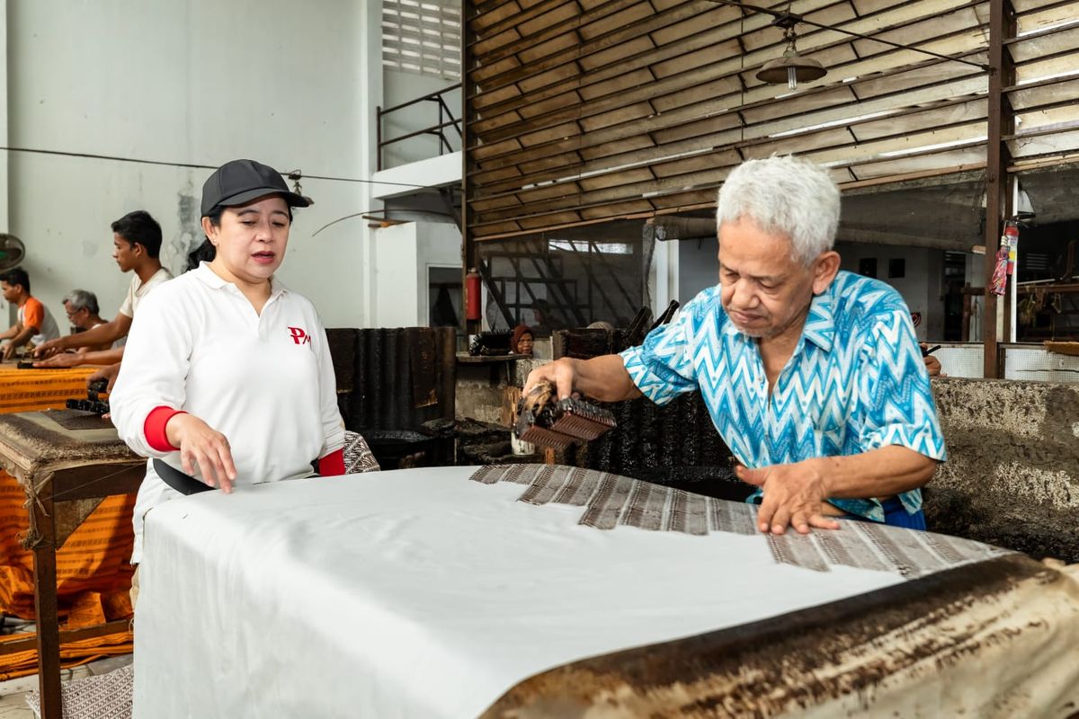 Ketua Dewan Perwakilan Rakyat (DPR) Republik Indonesia (RI) Puan Maharani saat meninjau Rumah Batik Hadi Priyanto di Banyumas, Jawa Tengah (Jateng), Jumat (1/2/2024).
