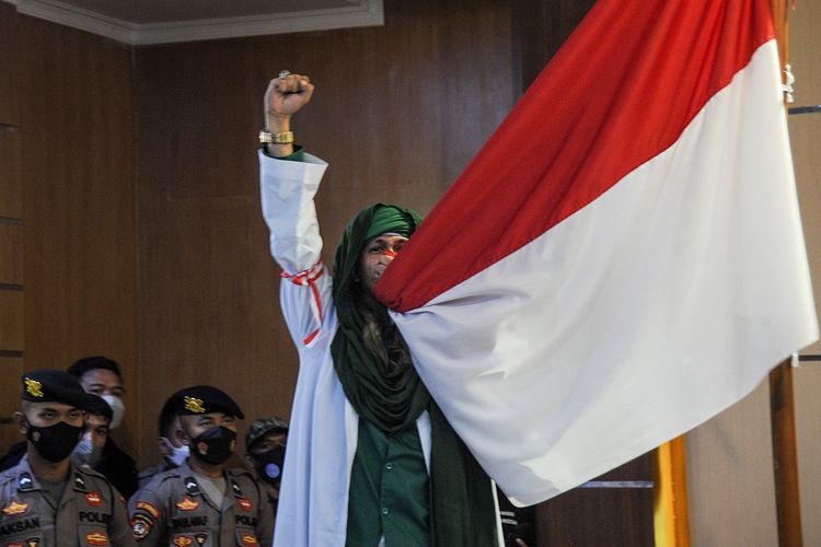 Terdakwa kasus dugaan penyebaran berita bohong Bahar Bin Smith mencium bendera merah putih saat menjalani sidang lanjutan dengan agenda pembacaan putusan di Pengadilan Negeri Bandung, Jawa Barat, Selasa (16/8/2022). Dalam sidang tersebut, Majelis Hakim memvonis Bahar Bin Smith dengan 6 bulan 15 hari kurungan penjara karena Bahar Bin Smith dinilai menyiarkan kabar tidak pasti sehingga dapat menerbitkan keonaran di kalangan rakyat. 