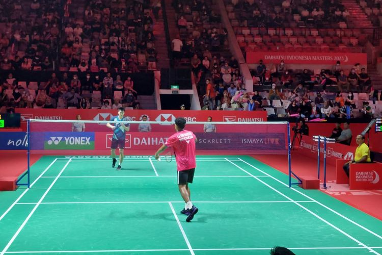 Tunggal putra Indonesia, Chico Aura Dwi Wardoyo, saat melakoni pertaandingan melawan Brian Yang (Kanada) dalam perempat final Indonesia Masters 2023. Laga Chico vs Brian Yang digelar di Istora Senayan pada Jumat (27/1/2023) malam WIB.