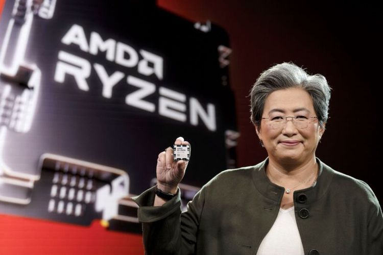 CEO AMD Lisa Su memamerkan CPU AMD Ryzen 7000 Series.
