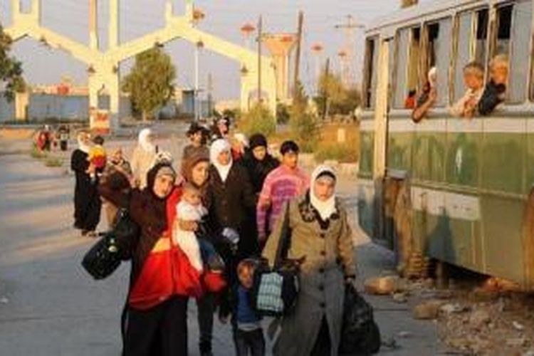 Para perempuan dan anak-anak kota Moadamiyat al-Sham yang terkepung dievakuasi meninggalkan kota yang dikuasai pemberontak Suriah itu. Selama satu tahun terakhir, pasukan pemerintah mengepung kota itu dan menghujaninya dengan bom hampir setiap hari.