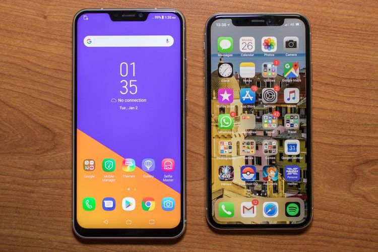 Asus Zenfone 5 (kiri) dan iPhone X (kanan) yang tampak mirip. Asus Zenfone 5 memiliki layar LCD lebih besar  dibanding layar OLED iPhone X.