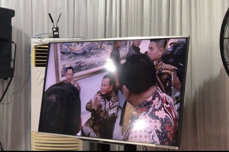 Capres pemenang Pilpres 2024 Prabowo Subianto bersama Kapolri Jenderal Listyo Sigit Prabowo saat menghadiri acara open house Ketua Harian Partai Gerindra Sufmi Dasco Ahmad di Jalan Denpasar, Jakarta Selatan, Kamis (11/4/2024). 