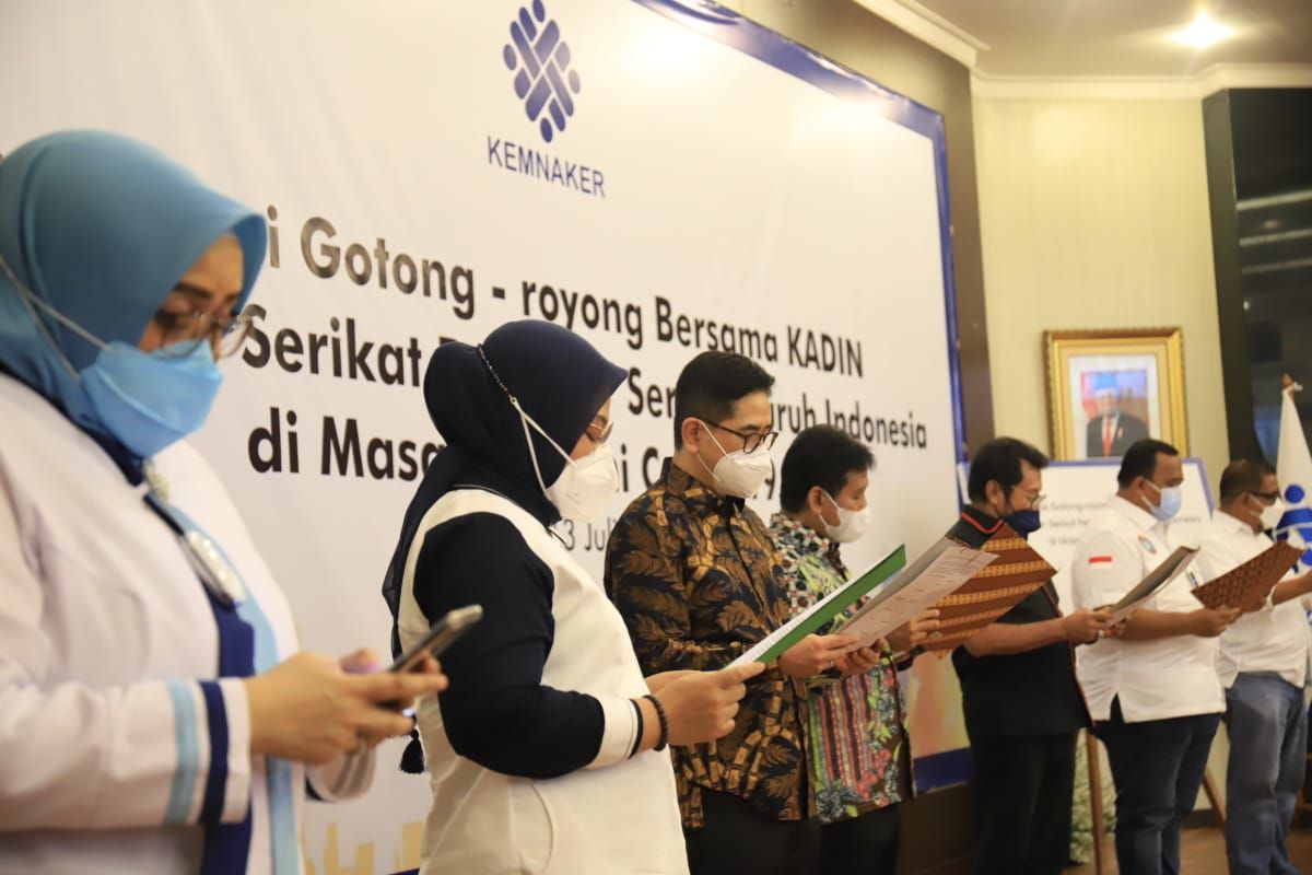 Menaker Ida Fauziyah saat membacakan Deklarasi Gotong Royong PPKM Darurat bersama Kamar Dagang dan Industri (Kadin) Indonesia, Asosiasi Pengusaha Indonesia (Apindo), dan Pimpinan Ketua Konfederasi Serikat Pekerja Seluruh Indonesia (KSPSI) di ruang Tridharma Kemenaker, Jakarta, Rabu (13/7/2021).


