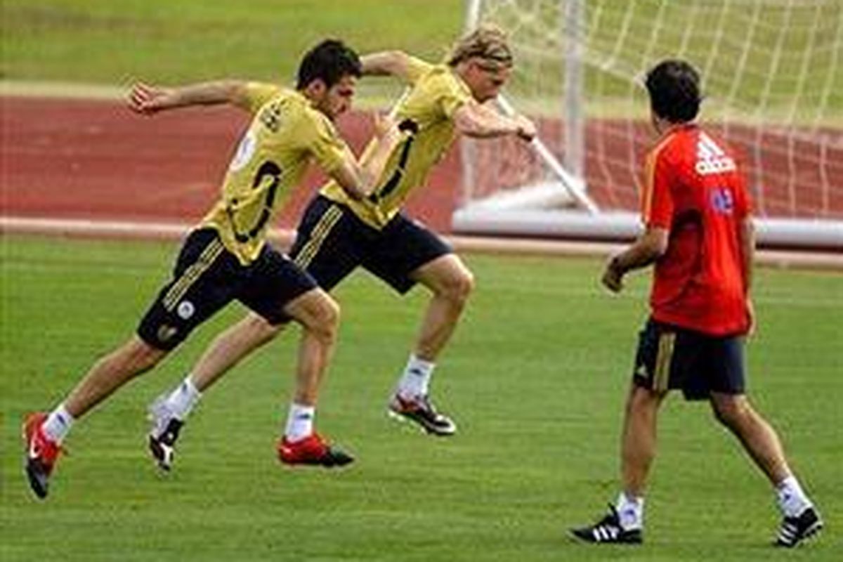 Cesc Fabregas dan Fernando Torres dalam sebuah sesi latihan tim nasional Spanyol.
