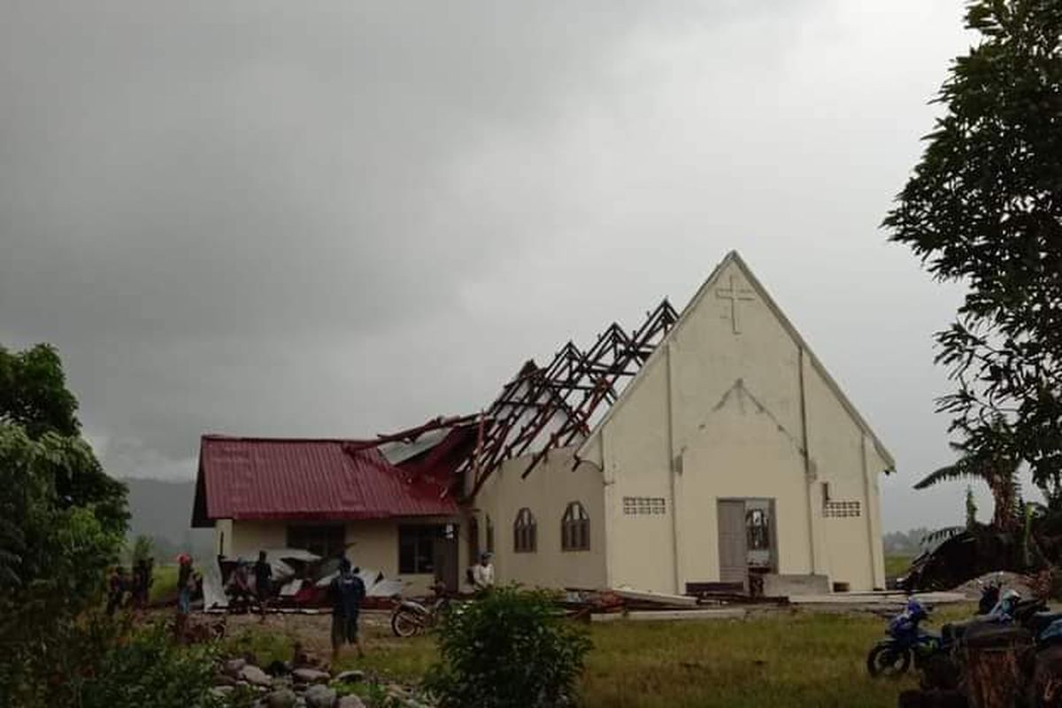 Foto gereja rusak akibat puting beliung di Desa Meko, Pamona Barat, Poso, Sabtu (17/4/2021).
