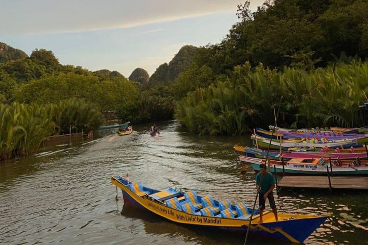 Kawasan Rammang-rammang sebagai bagian dari Kawasan Geopark Maros-Pangkep yang telah masuk Unesco Global Geopark (UGG). Sebentar lagi akan dioperasikan Stasiun Rammang-Rammang yang sangat dekat dengan obyek wisata Geopark Rammang-Rammang.