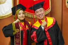 Kisah Ayah dan Anak Lulus Bersama di UI, Raih S3 dan Predikat Cumlaude