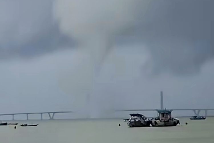 Apa Itu Waterspout, Fenomena Pusaran Angin di Perairan Jembatan Suramadu dan Buleleng?