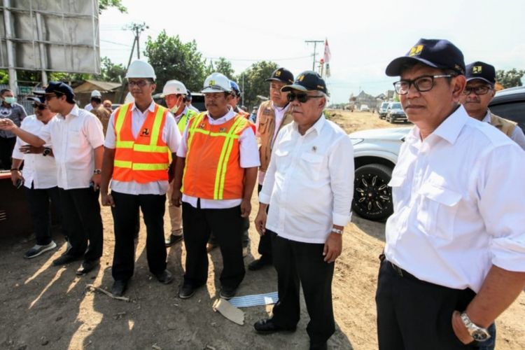 Menteri PUPR Basuki Hadimuljono meninjau pembangunan duplikasi Jembatan Surabaya di Praya, Lombok Tengah, Nusa Tenggara Barat. 