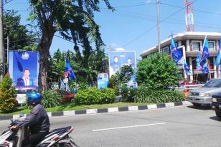 Baliho Ketua Umum Partai Demokrat Susilo Bambang Yudhoyono dan kader Demokrat, Gede Pasek Suardika, dipasang di pinggir jalan Kota Surabaya jelang Kongres IV Demokrat di Hotel Shangri-la Surabaya, Jawa Timur, Senin (11/5/2015).