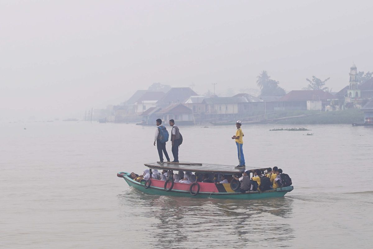 Kondisi udara di Palembang diselimuti kabut asap kebakaran hutan dan lahan. Akibatnya, kualitas udara di Palembang pun menyentuh kepada level tidak sehat.