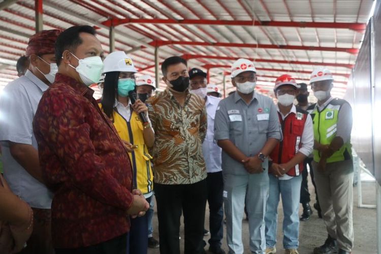 Menteri Tito Karnavian meninjau pembangunan Tempat Pengelolaan Sampah Terpadu (TPST) Kesiman Kertalangu, Kota Denpasar, Bali, Kamis (6/10/2022) . 