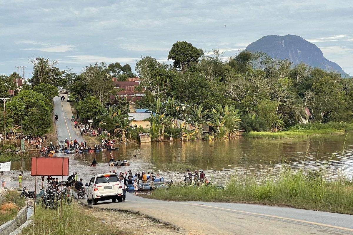 Banjir merendam dan memutus ruas jalan Sintang-Putussibau di Kabupaten Sintang, Kalimantan Barat, Sabtu (13/11/2021). BPBD Kabupaten Sintang menyatakan banjir masih merendam beberapa kecamatan di daerah setempat, meski demikian banjir telah surut 10 hingga 15 sentimeter pada Jumat (12/11/2021) kemarin.