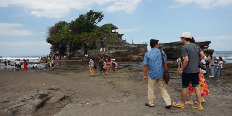 Wisatawan di Tanah Lot, Kabupaten Tabanan, Bali, Jumat (26/6/2015). 