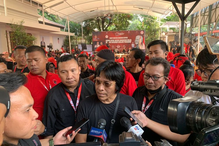 Politikus PDI-P Adian Napitupulu ditemui di Rumah Aspirasi Relawan Pemenangan Ganjar, Menteng, Jakarta, Minggu (30/7/2023).