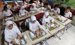 Meragukan Relasi Positif Makan Bergizi Gratis dan Pertumbuhan Ekonomi 8 Persen