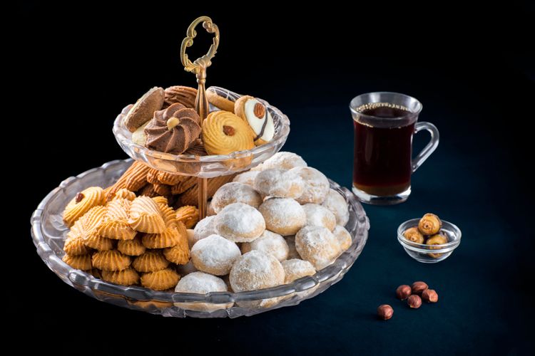 ilustrasi minum kopi dengan kue.