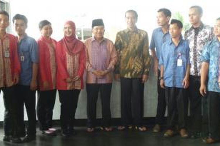 Presiden Joko Widodo dan Wakil Presiden Jusuf Kalla berfoto bersama pegawai Museum Kepresidenan, Bogor, Jawa Barat, Jumat (5/6/2015).