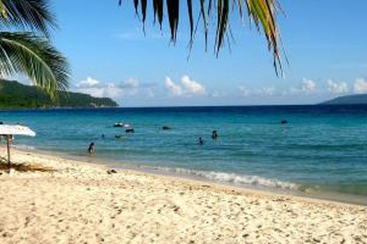 Pantai Nirwana di Baubau, Sulawesi Tenggara. Pantai ini disukai wisatawan karena berpasir putih dan laut biru.