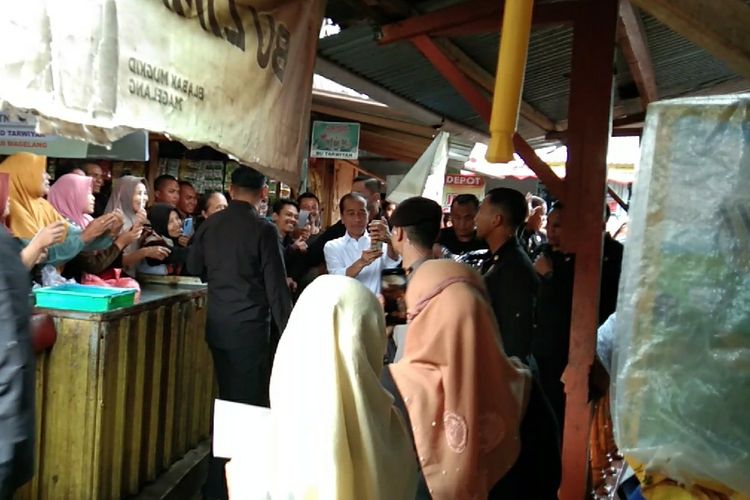 Presiden Joko Widodo berswafoto dengan warga di Pasar Mungkid, Magelang, Senin (29/1/2024).