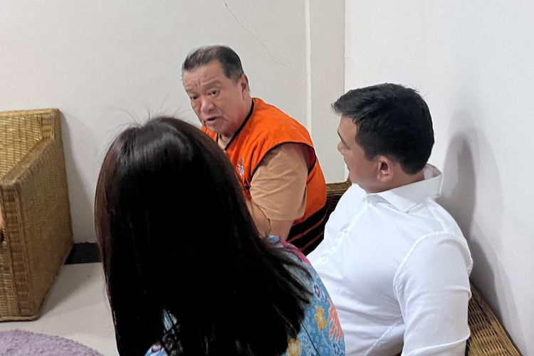 WNA asal Korea Selatan berinisial YKY (72) yang jadi tersangka kasus tambang pasir ilegal saat berada di kantor Dinas Kehutanan Sulbar, Kamis (5/9/2024).