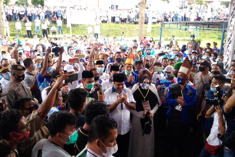 Foto: Ribuan pendukung dan simpatisan Paslon Hasim-Tuppak di halaman kantor KPU Simalungun, Jalan Roailam Saragih, Pamatang Raya, Kabupaten Simalungun, Minggu (6/9/2020)