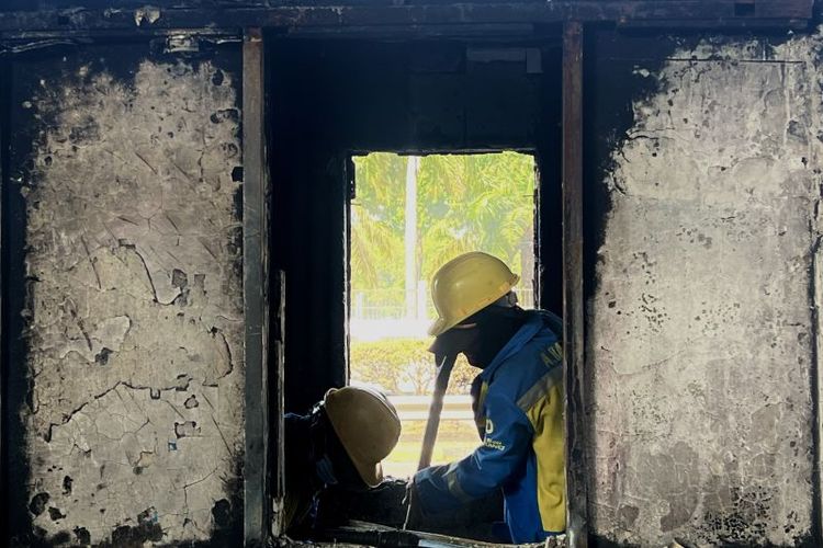 Petugas Jasa Marga membersihkan Gerbang Tol Pejompongan yang terdampak demo di Jakarta, Selasa (2/9/2025). (ANTARA/Putu Indah Savitri)