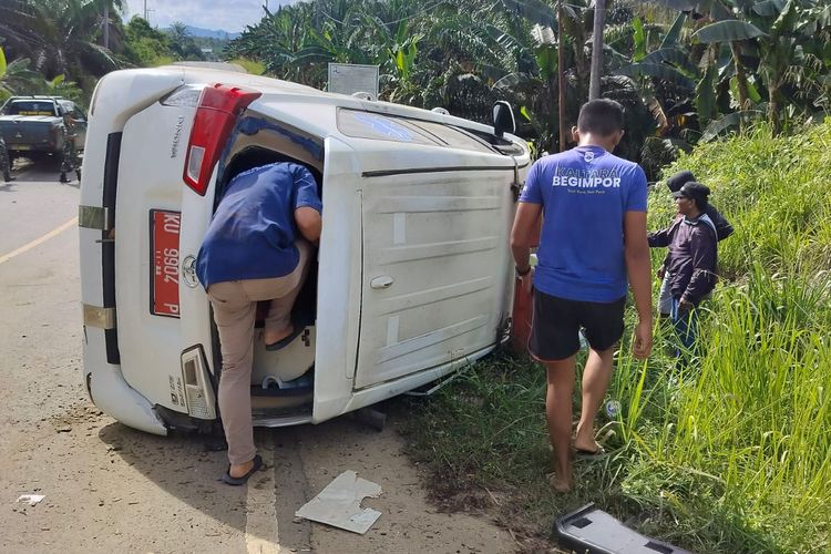 Ambulan Puskesmas Sei Nyamuk Sebatik Nunukan Kaltara, terguling setelah menabrak jembatan