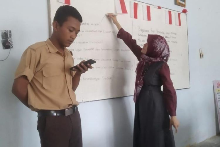 Rohana Uli, guru sosiologi SMA Negeri 6 Jambi. 