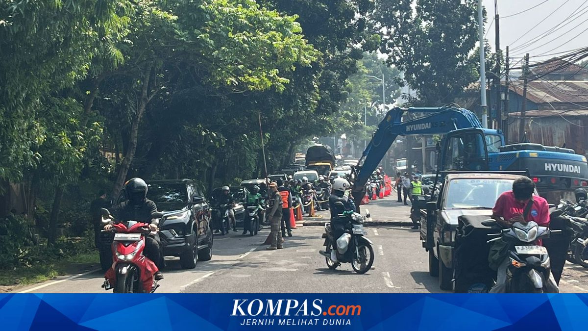 Jalan Ambles di Lenteng Agung Bikin Macet Sampai Flyover Tapal Kuda