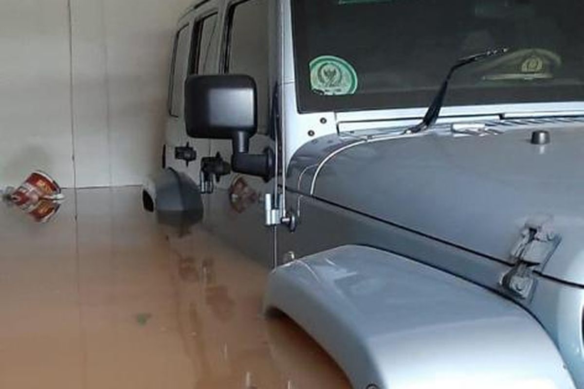 Jeep Rubicon terendam banjir di rumah anak Ketua MPR RI Bambang Soesatyo, Dimaz Raditya Soesatyo, di Kemang, Jakarta, Kamis (2/1/2020).