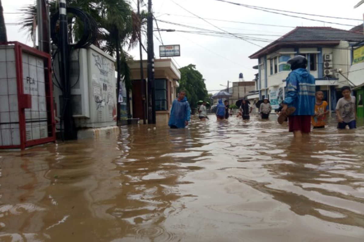 Kawasan Perumahan Maharta, Pondok Kacang Timur, Pondok Aren, Tangerang Selatan, Selasa (25/2/2020) pagi, terendam banjir. Kondisi tersebut terjadi setelah diguyur hujan dengan intensitas sedang hingga deras sejak Senin, malam.