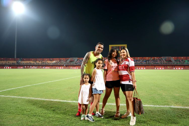 Pemain Madura United Beto Goncalves foto bersama keluarga seusai pertandingan pekan 1 Liga 1 2022-2023 melawan Barito Putera yang berakhir dengan skor 8-1 di Stadion Gelora Ratu Pamelingan Pamekasan, Sabtu (23/7/2022) malam.