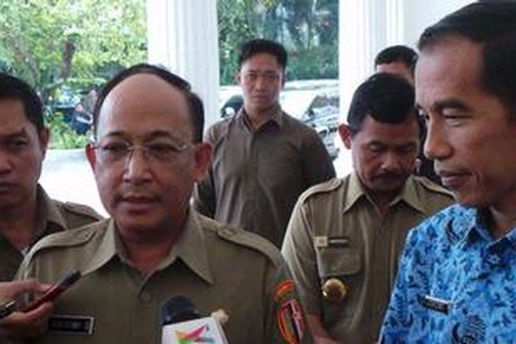 Gubernur Lembaga Ketahanan Nasional (Lemhanas) Budi Susilo Soepandji bersama Gubernur DKI Jakarta Joko Widodo, di Balaikota Jakarta, Kamis (2/5/2013). Budi menemui Jokowi untuk mengadukan perihal parkir liar di Jalan Medan Merdeka Selatan, Jakarta Pusat. 