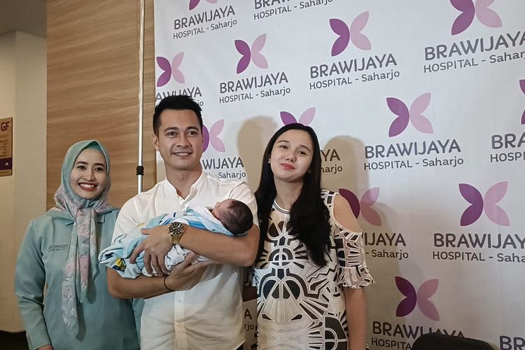 Eza Gionino dan istrinya, Meiza Aulia saat menggelar acara konferensi pers di Rumah Sakit Brawijaya, Tebet, Jakarta Selatan, Minggu (7/8/2022). Keduanya baru saja dikaruniai anak ketiga bernama Akshay Gionino pada 4 Agustus 2022 lalu. 