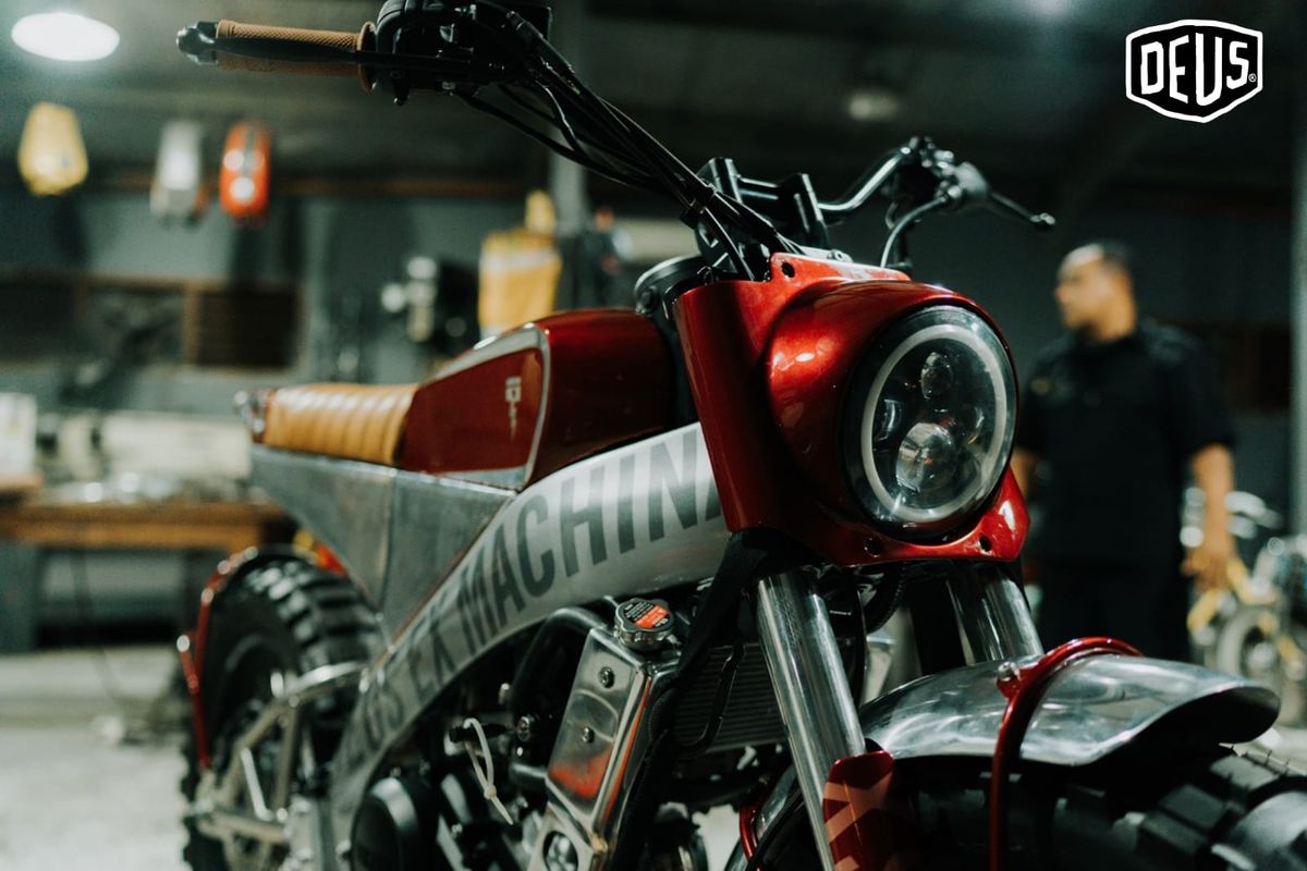 Motor custom Deus Ex Machina ?Temple of Enthusiasm? di Yard Build Bali yang diberi nama Aka-Tombo (Red Dragonfly) 