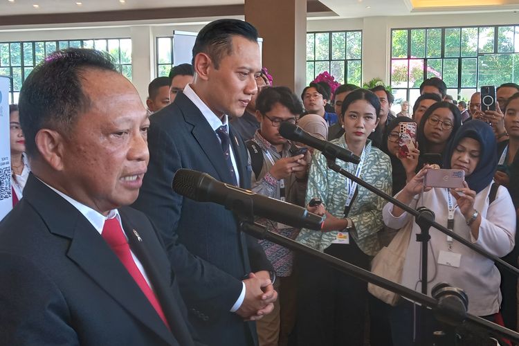 Menteri ATR/Kepala BPN Agus Harimurti Yudhoyono (AHY) dan Menteri Dalam Negeri Tito Karnavian saat ditemui di Bali Nusa Dua Convention Center (BNDCC), Badung, Bali, Rabu (22/5/2024).