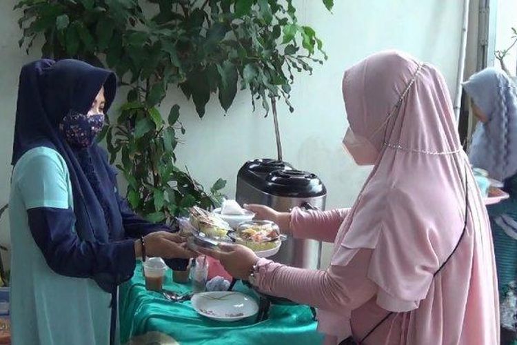 Masyarakat Kaliwungu, Kendal memberikan makanan dan jajanan kepada tetangga dan saudara dalam tradisi 'Weh-wehan' saat peringatan hari kelahiran (maulid) Nabi Muhammad, Selasa (19/10/2021). 