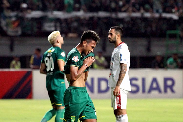 Pemain muda Persebaya Surabaya Osvaldo Haay gagal mencetak gol saat melawan Bali United pada Pekan 20 Liga 1 2019 yang berakhir dengan skor 1-1 di Stadion Gelora Bung Tomo Surabaya, Jawa Timur, Selasa (24/09/2019) malam.