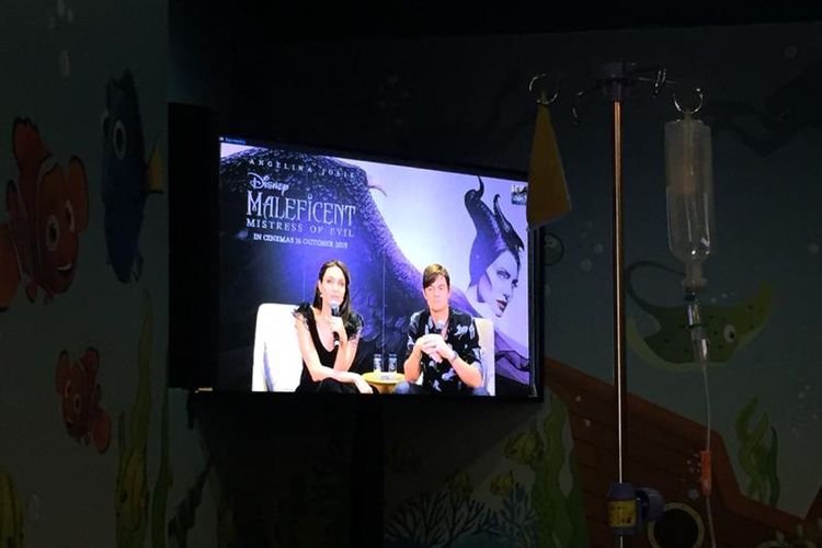 Bintang film animasi Maleficent 2, yakni aktris Angeline Jolie dan aktor Sam Riley berinteraksi dengan pasien kanker anak di RS Dharmais melalui sambungan video, Kamis (3/10/2019).