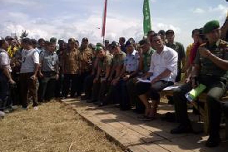 Menteri Pertanian Amran Sulaiman, saat dialog bersama petani di Desa Ngebruk, Kecamatan Sumberpucung, Kabupaten Malang, Jawa Timur, Kamis (26/2/2015).