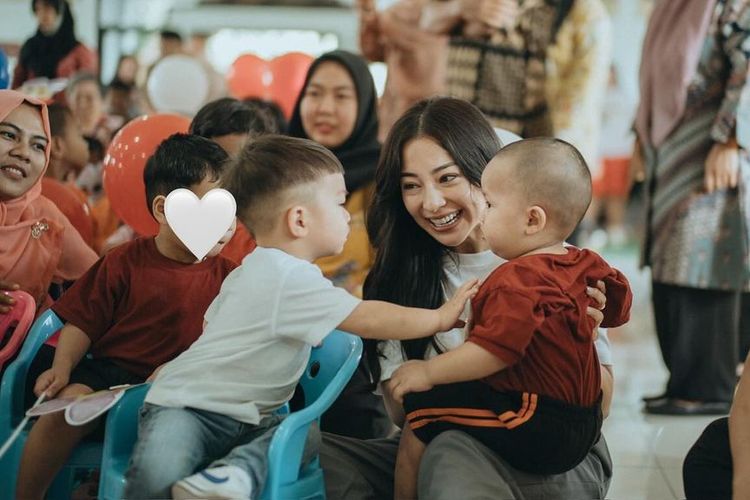 Perayaan ulang tahun anak Nikita Willy, Issa Xander, di panti asuhan. 